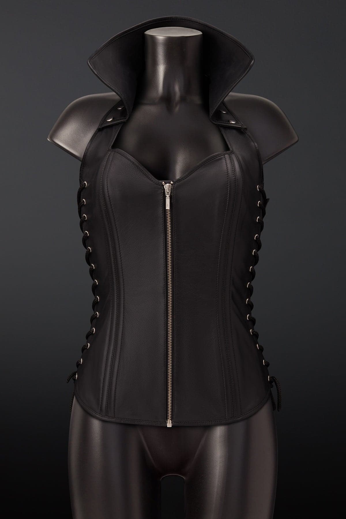 House of SXN COMMANDANT NOIR: schwarzes Leder zwischen abnehmbarem Kragen und Metallspitzen