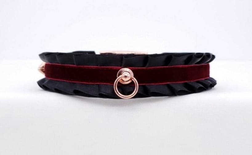 Play in Velvet Black & Maroon Velvet: contrasto nero e bordeaux, con o senza fiocco