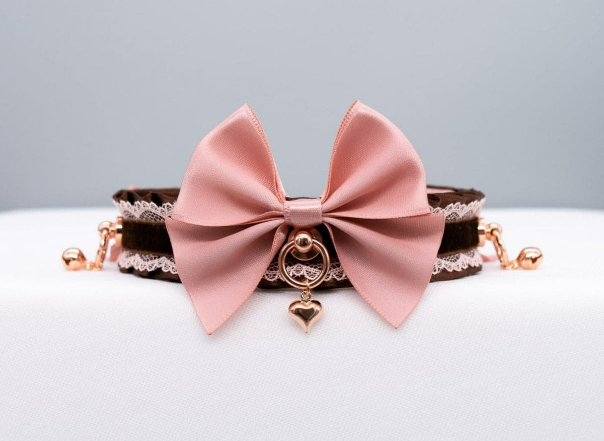 Play in Velvet Chocolate Mauve: velluto cioccolato, pizzo e fiocchi viola