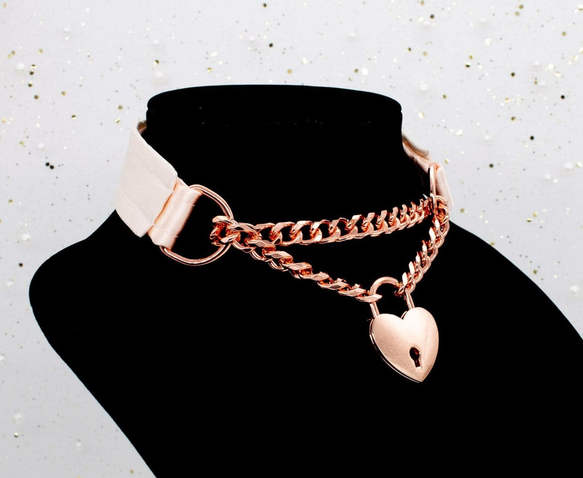 Play in Velvet French Raw Silk: Fesselhalsband aus Seide mit Verschluss und geschnürter Leine