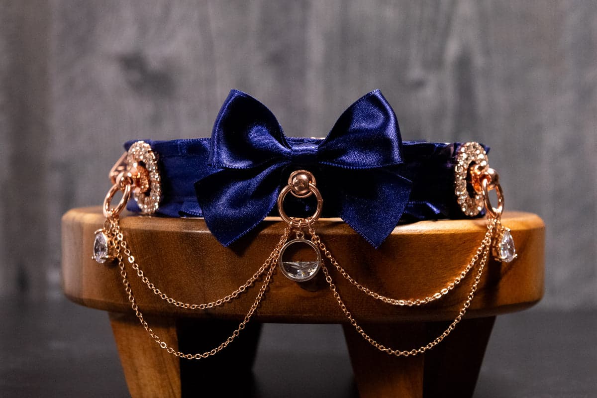 Play in Velvet Navy: Marineblau und Flieder unter einem goldenen Rosendekor