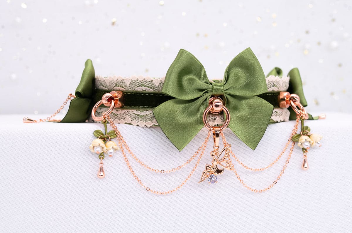 Play in Velvet Sage Green: Bilderbuchornamente auf salbeifarbenem Satin und Spitze