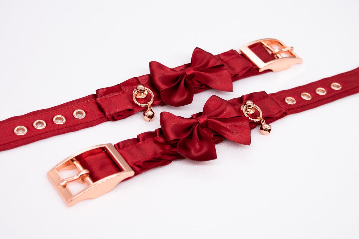 Play in Velvet Scarlet Princess: roter Satin in Krawatten und Leine