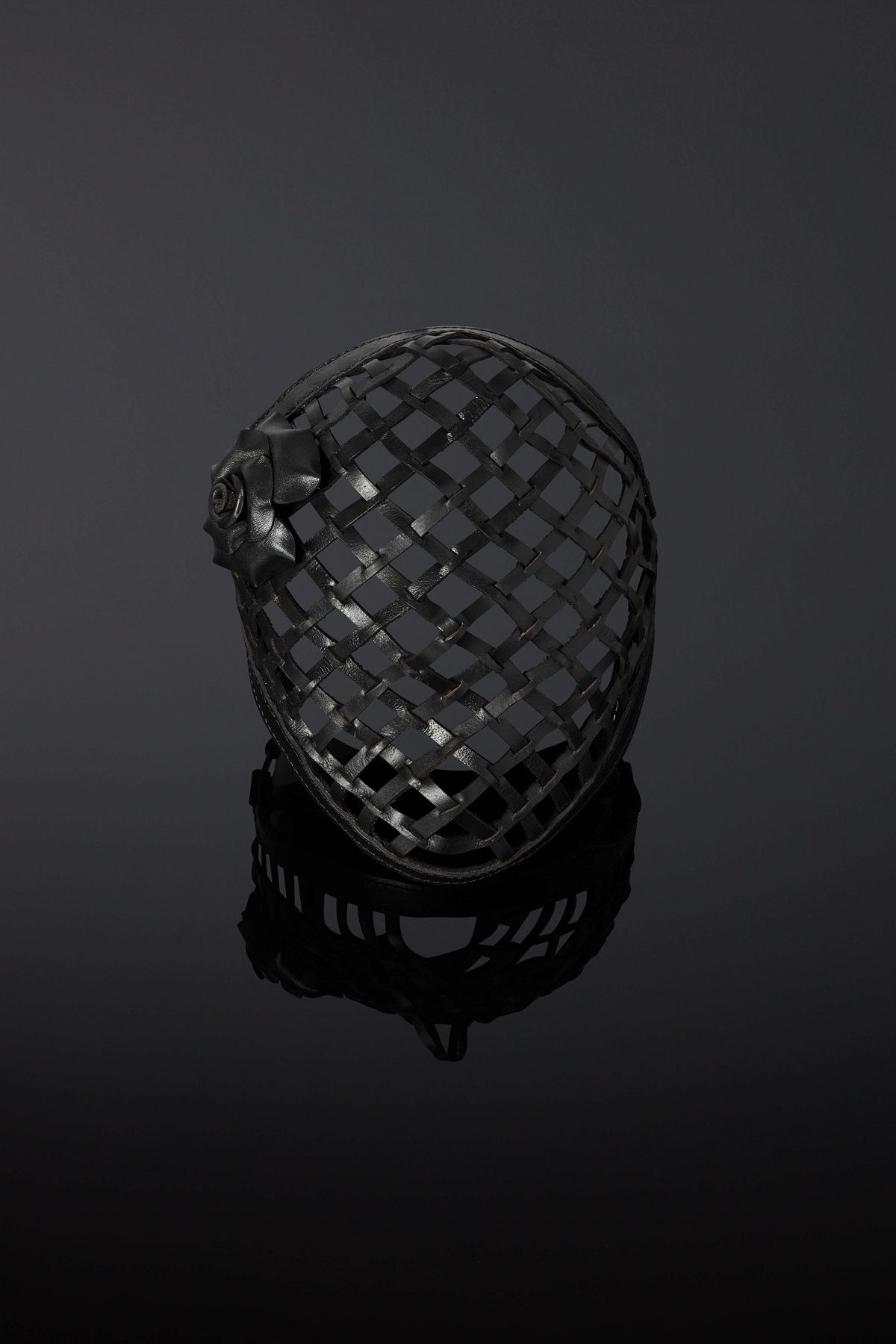 Visual oficial: Rose Obscura Luxury Leather Strapped Mask