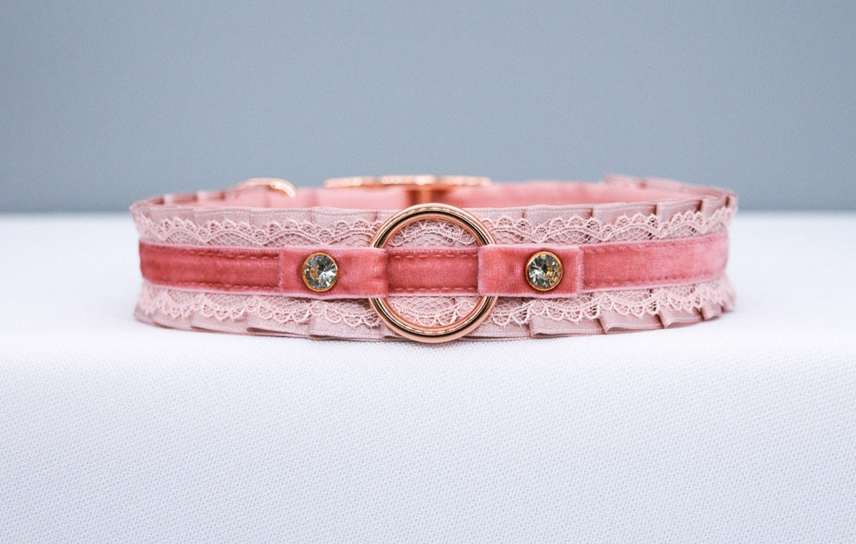 Offizielles Bild: Blush Velvet and Dusty Rose Lacey BDSM Collar in Rose Gold