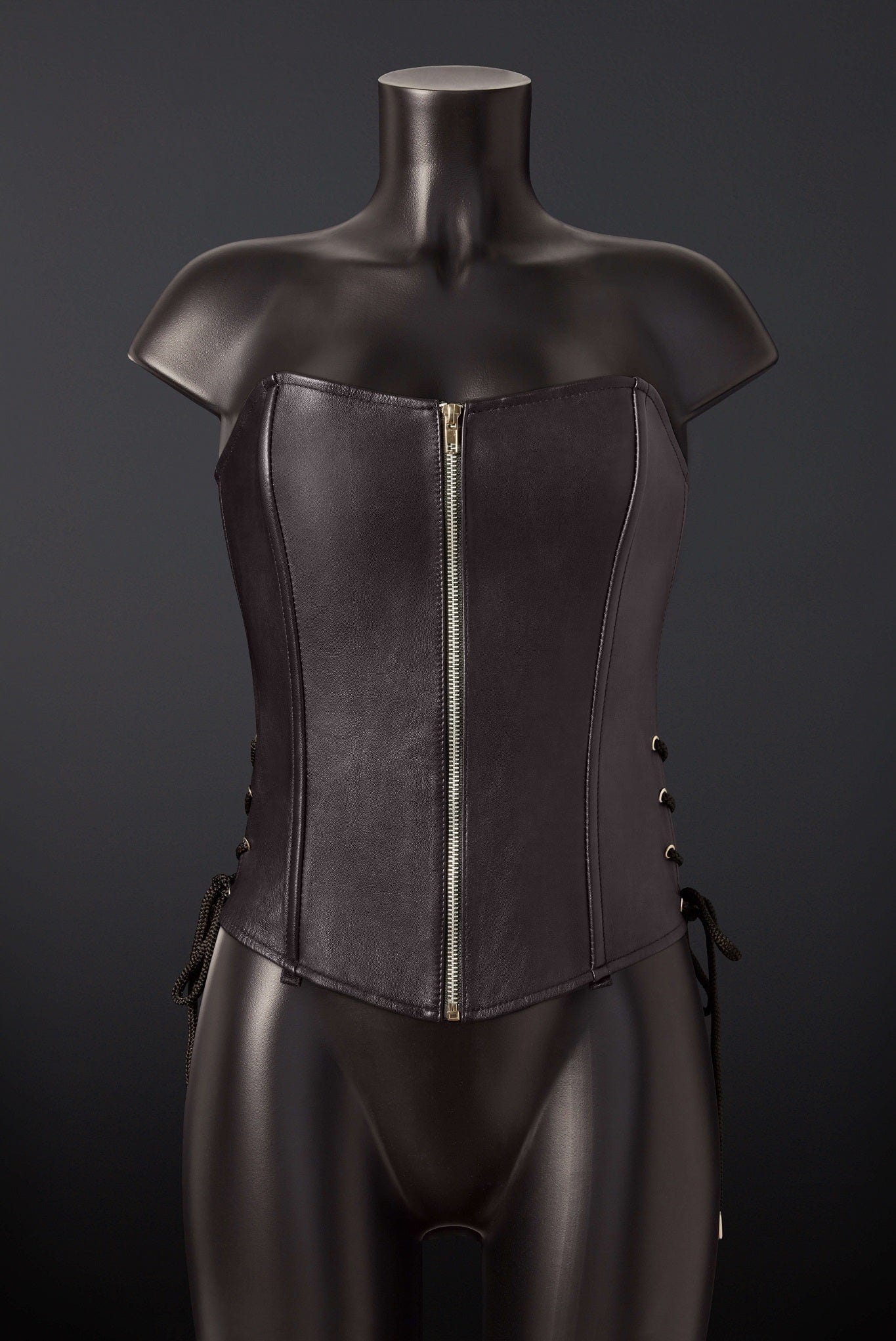 Corset de cuir noir classique
